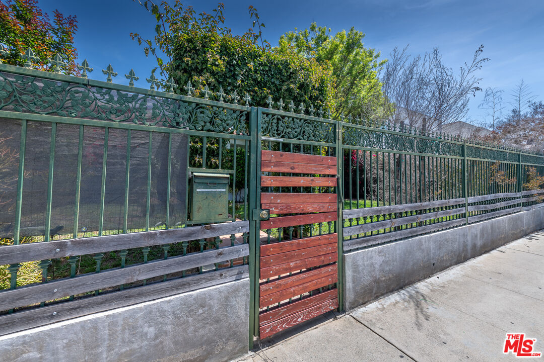 Property Photo:  2008 S Bedford St  CA 90034 