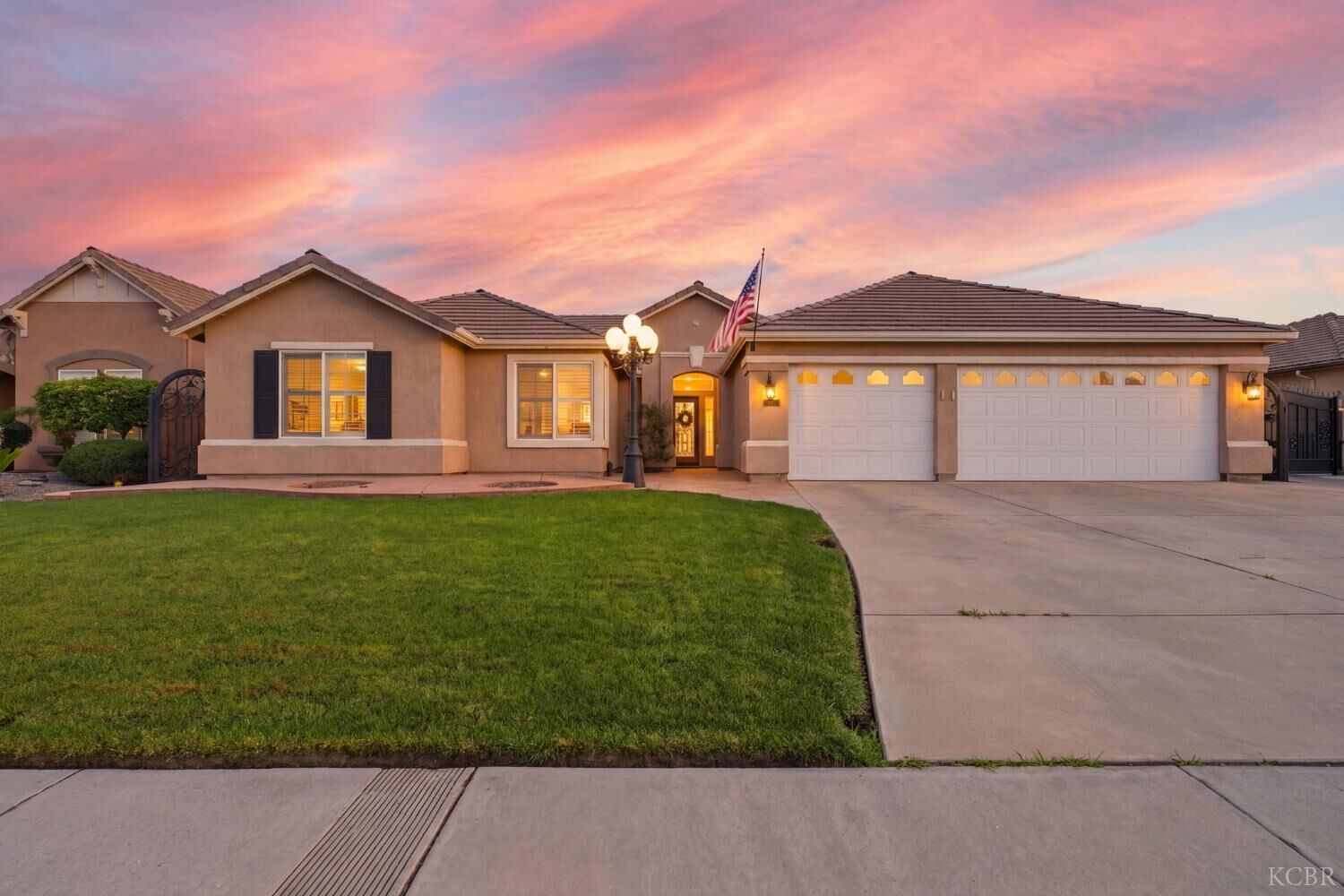 Property Photo:  1945 W Picadilly Lane  CA 93230 