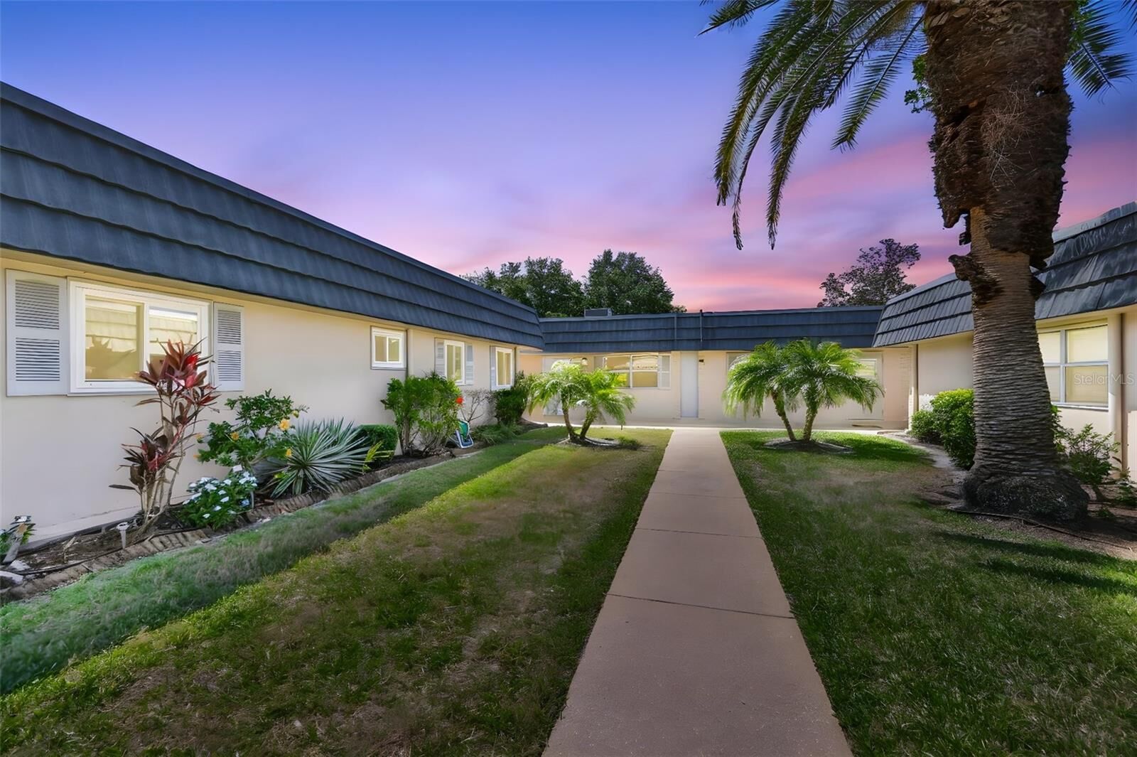 Property Photo:  1802 Bedford Terrace 184  FL 33573 