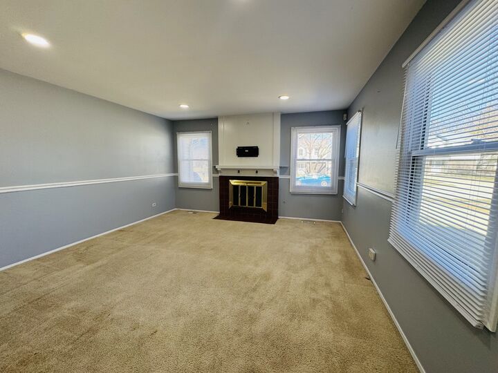 Property Photo:  923 Daniels Court  IL 60194 