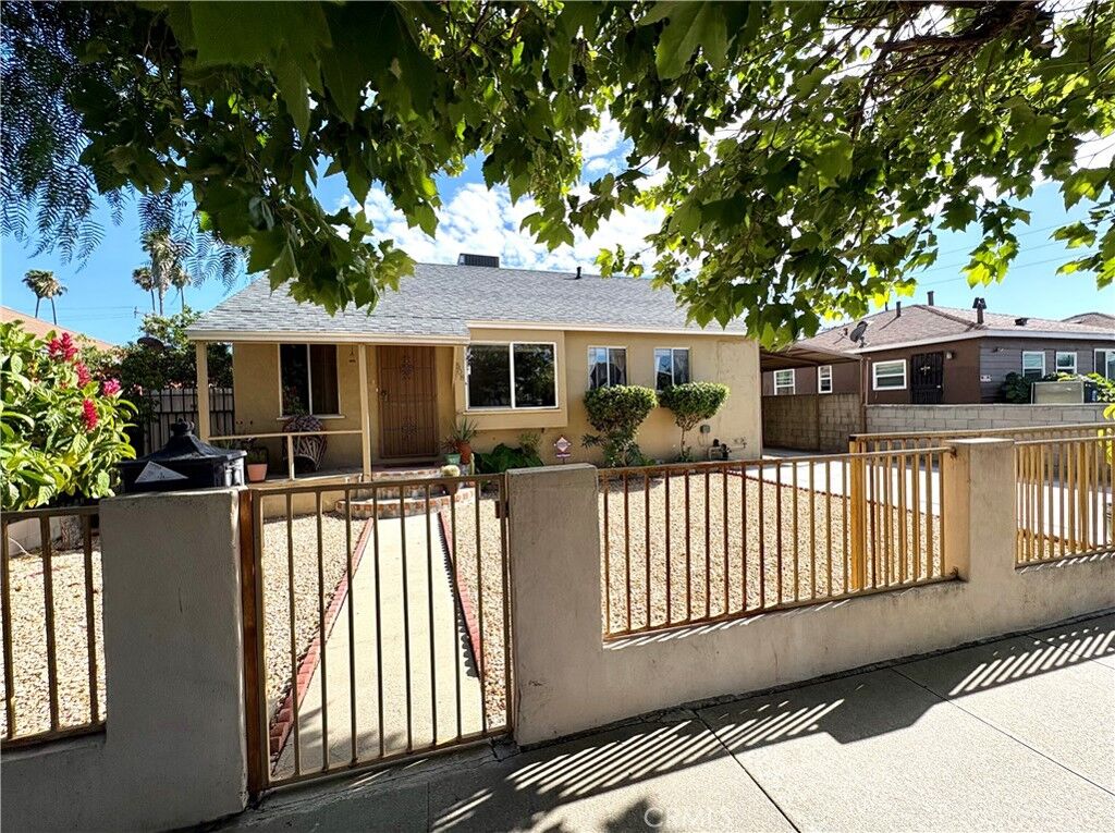 Property Photo:  1508 E Queensdale  CA 90221 