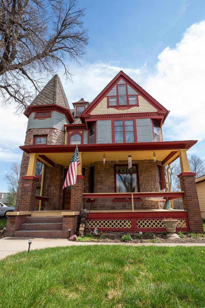 Property Photo:  2216 Jackson St  IA 51104 