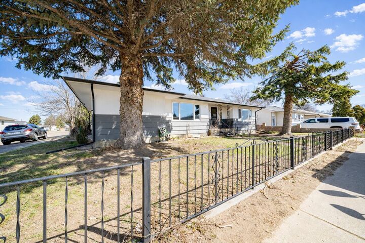 Property Photo:  202 3 Avenue E  AB T0K 0G0 
