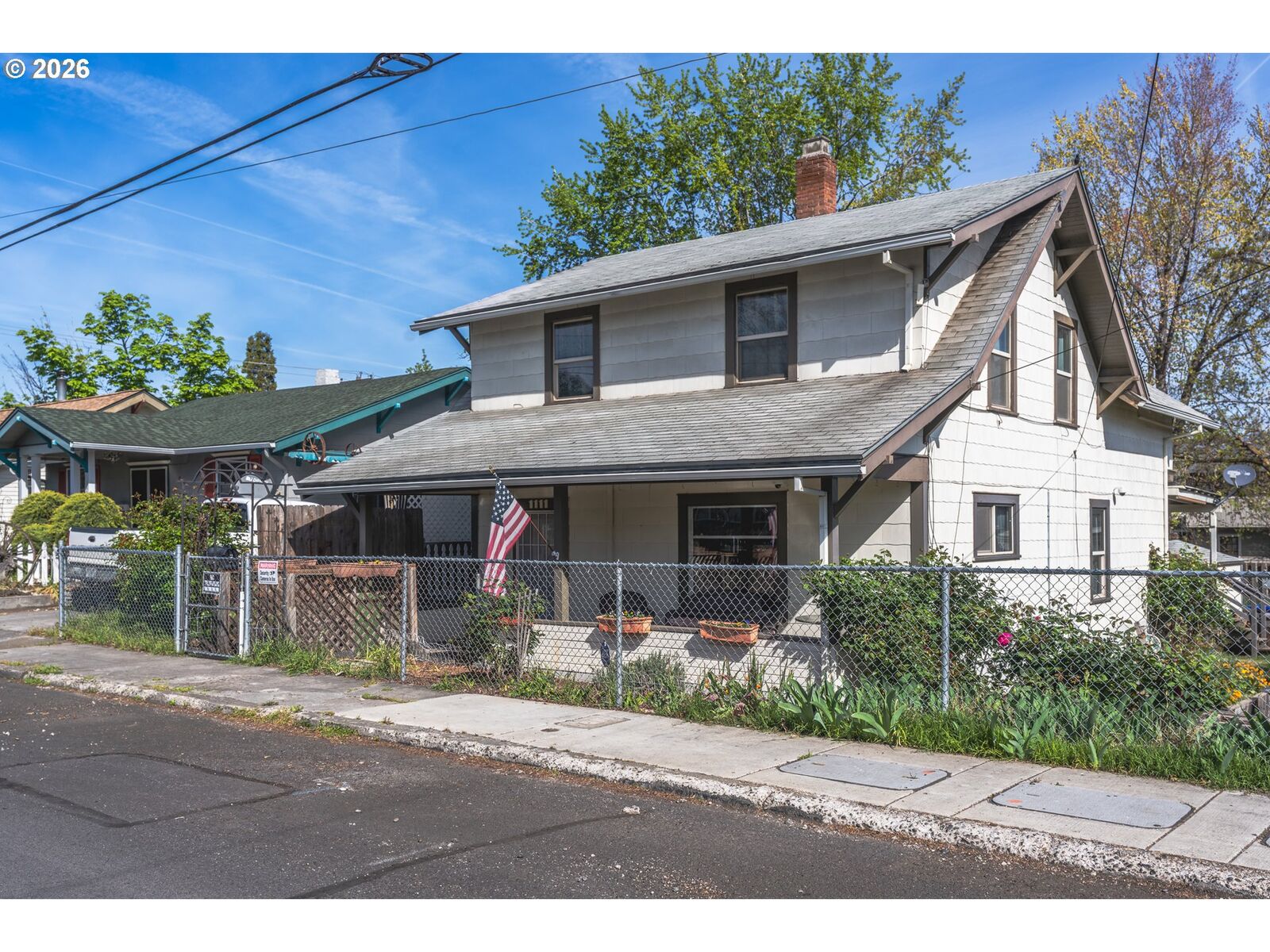 Property Photo:  1111 E 9th St  OR 97058 