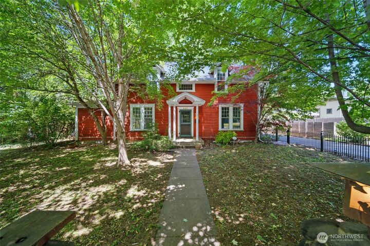 Property Photo:  827  Hobson Street  WA 99362 