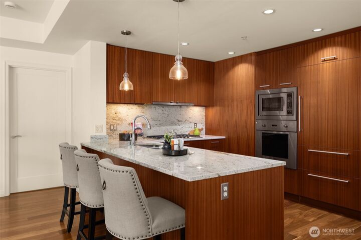 Property Photo:  500  106th Avenue NE 603  WA 98004 