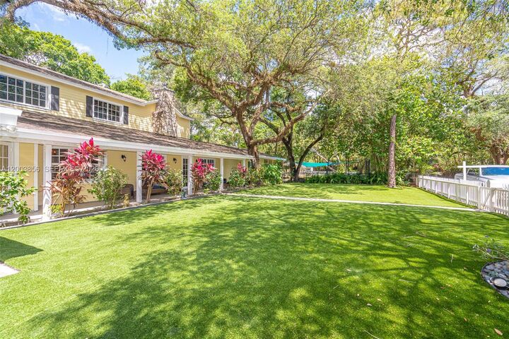 Property Photo:  2221 SW 28th Way  FL 33312 