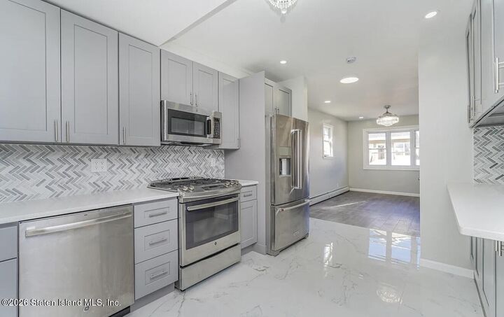 Property Photo:  75 Lansing Street  NY 10305 