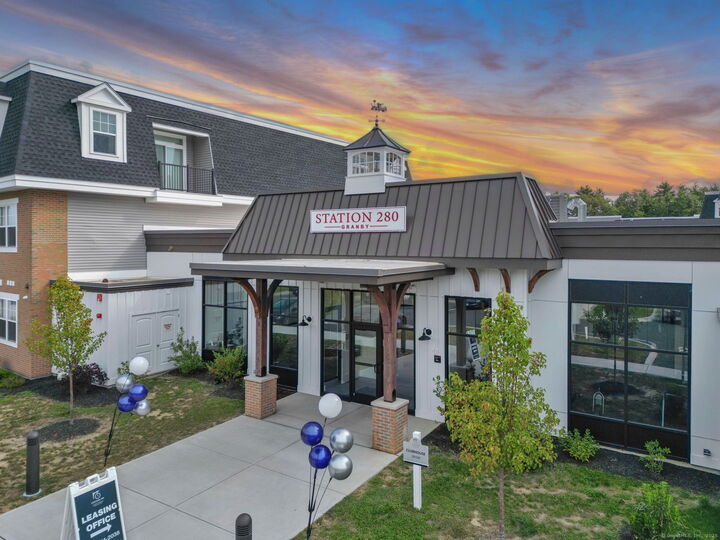 Property Photo:  280 Salmon Brook Street 6204  CT 06035 