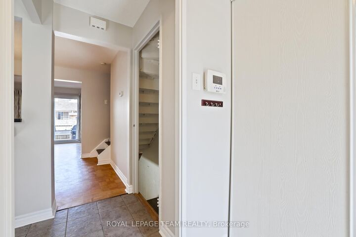 Property Photo: 2942 Fairlea Crescent ON K1V 8T7