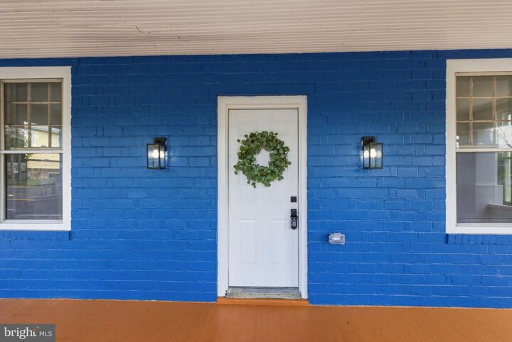 Property Photo:  1101 N Royal Avenue N  VA 22630 