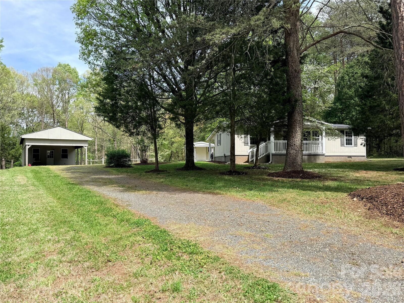 Property Photo:  136 Woodridge Lane  NC 28115 