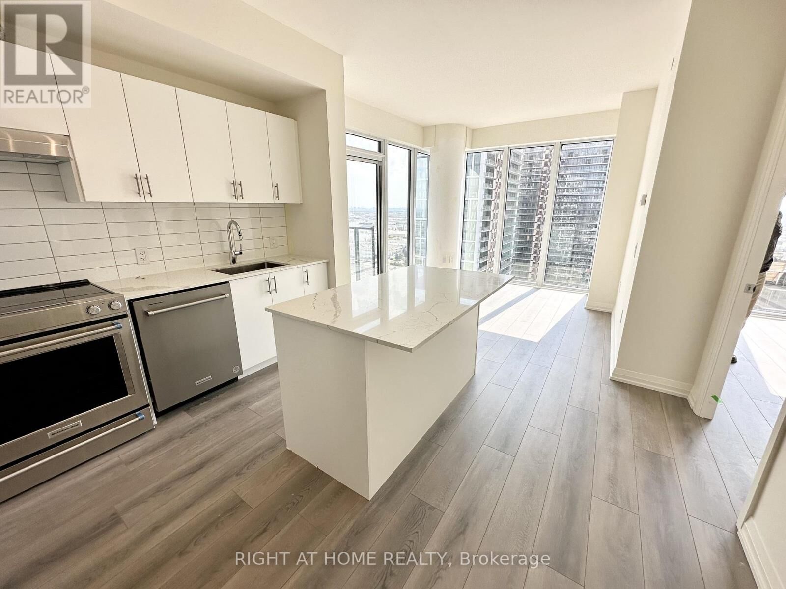 Property Photo: 9000 Jane Street 2115 ON L4K 0M6