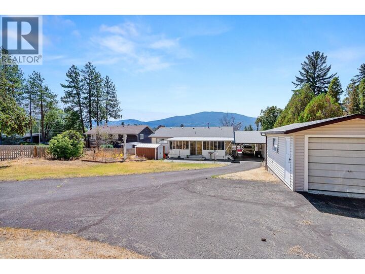 Photo de la propriété:  2275 Castillou Crescent  BC V1K 1H7 