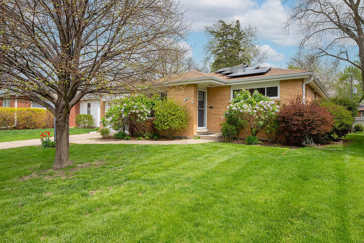 Property Photo:  3 S School Street  IL 60056 