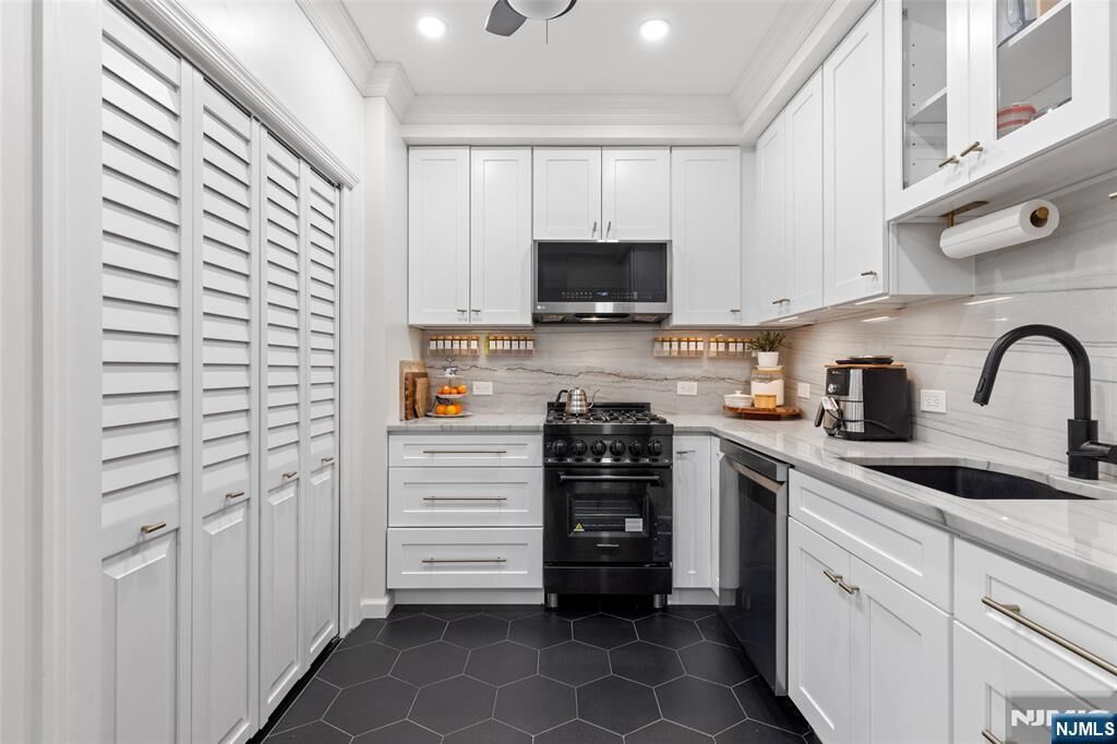 Property Photo:  91 Coles Street 1  NJ 07302 