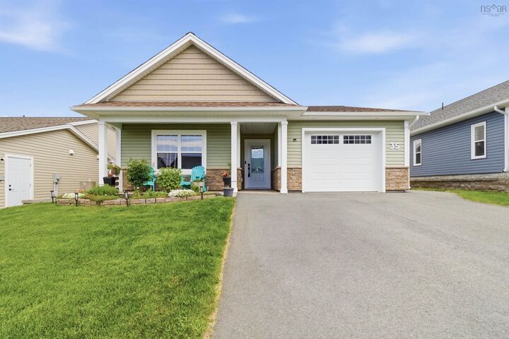 Property Photo: 35 Elizabeth Avenue NS B0N 2T0