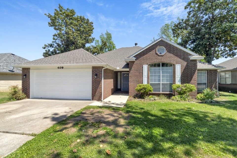 Property Photo:  409 N 39th Place  AR 72756 