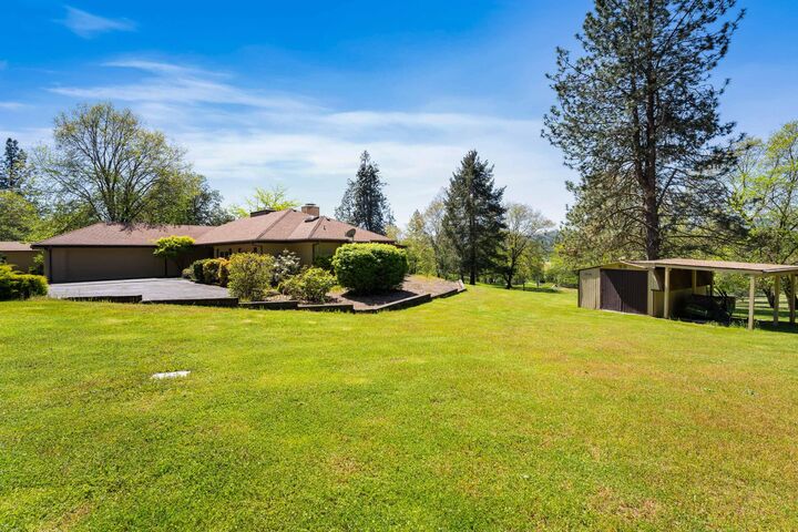 Property Photo: 254 El Camino Way OR 97526
