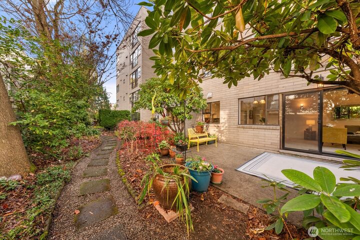 Property Photo: 912 3rd Avenue W 101 WA 98119