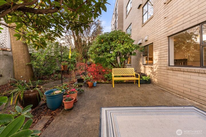 Property Photo:  912  3rd Avenue W 101  WA 98119 