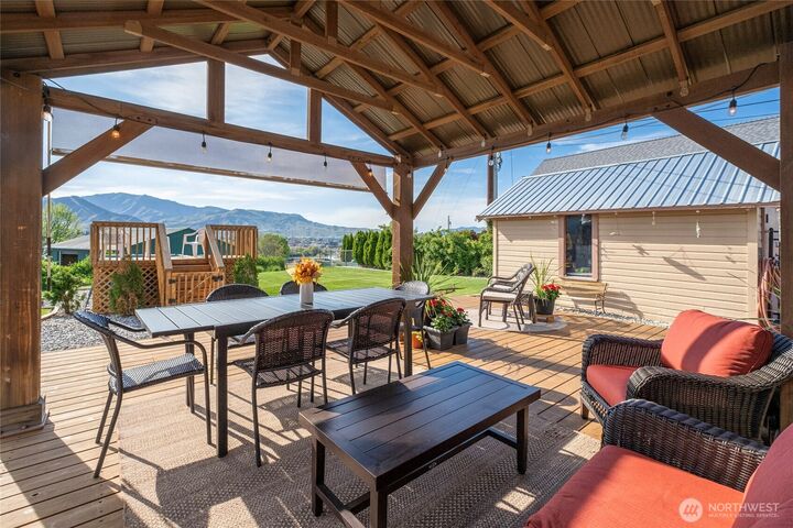 Property Photo:  1104 N Baker  WA 90880 