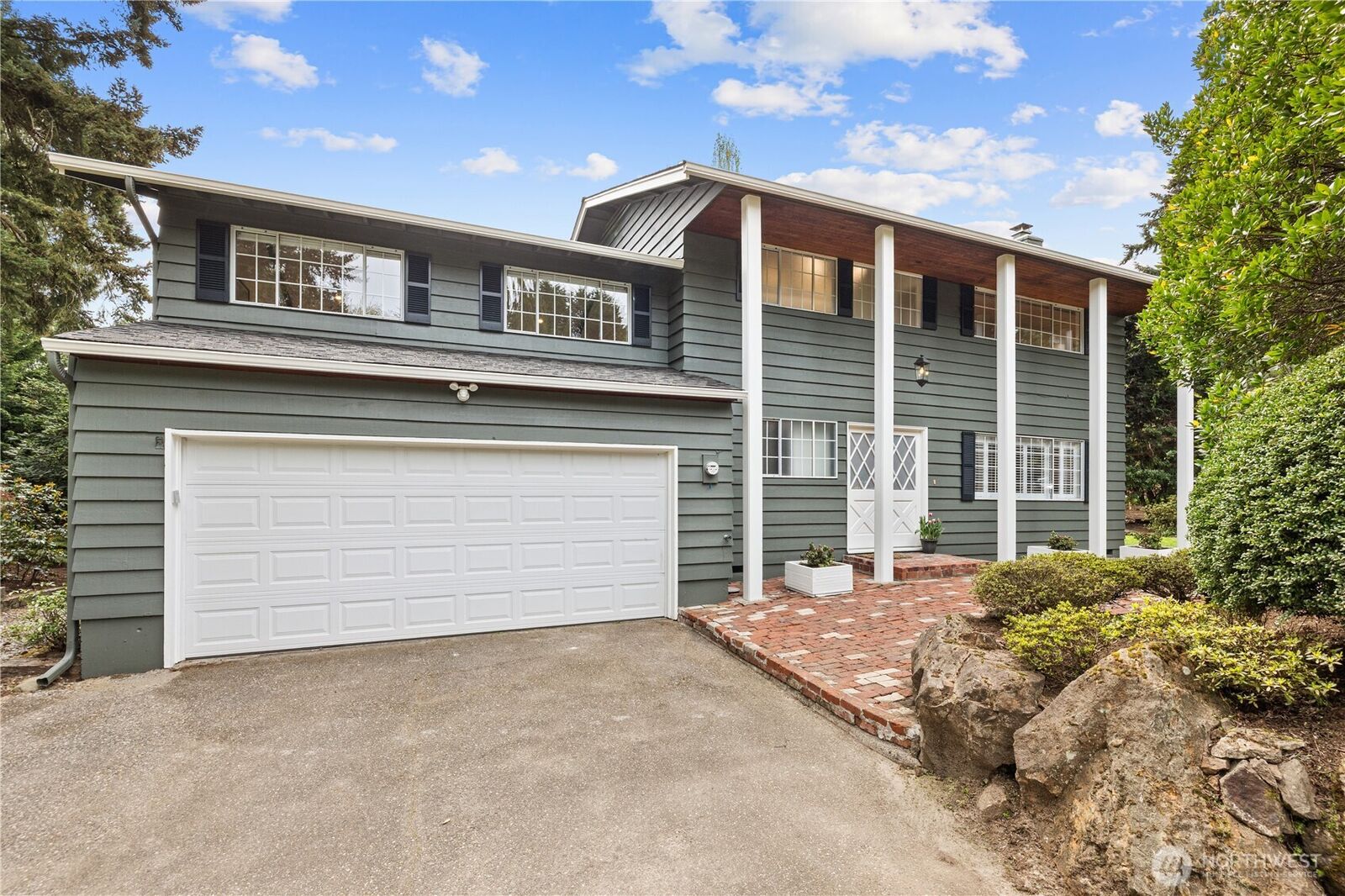 Property Photo:  9226  Matthews Avenue NE  WA 98115 