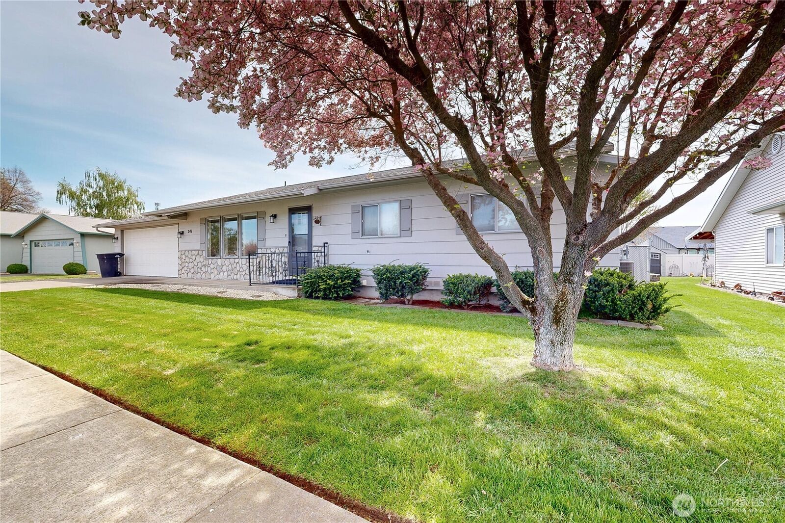 Property Photo:  241  Bandra Drive  WA 99362 