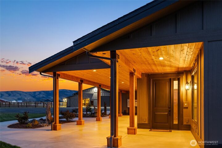 Property Photo:  1021  Edge Bluff Loop  WA 98926 