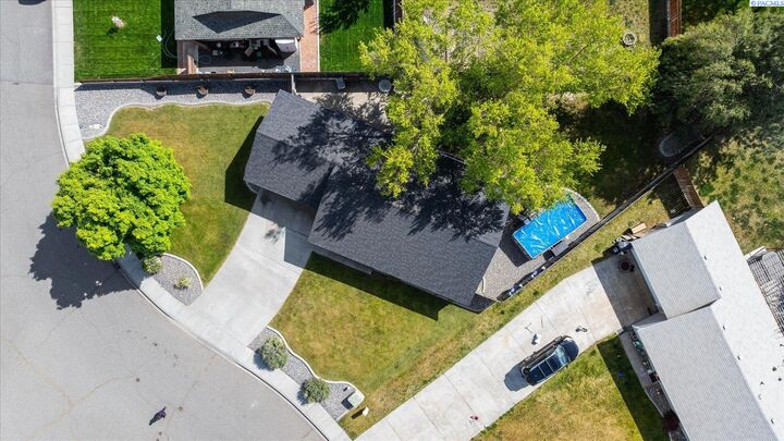 Property Photo:  2707 Rose St  WA 99353 