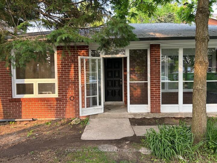 Property Photo:  35 Homestead Road Main  ON M1E 3R8 