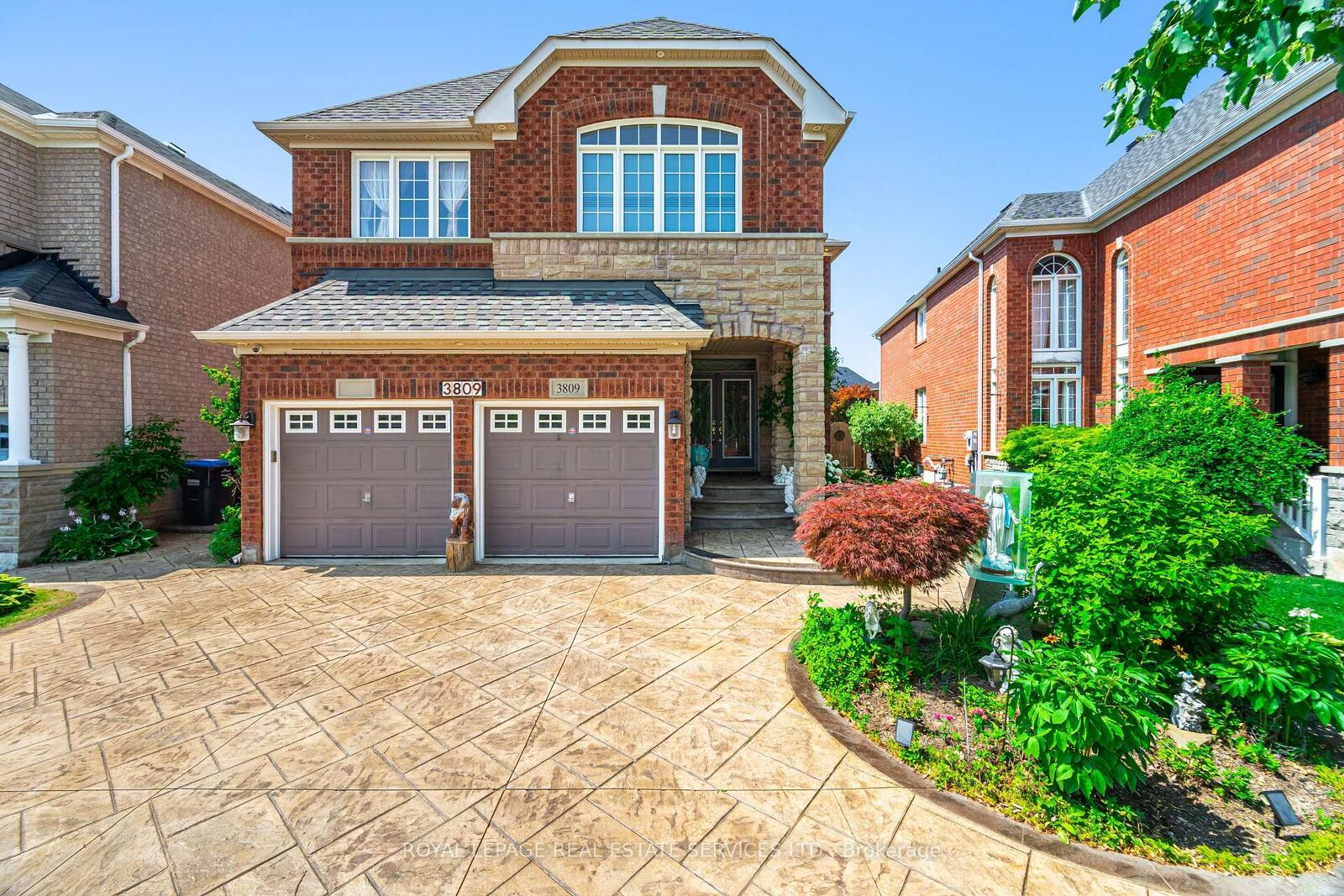 Property Photo: 3809 Candlelight Drive ON L5M 8A8