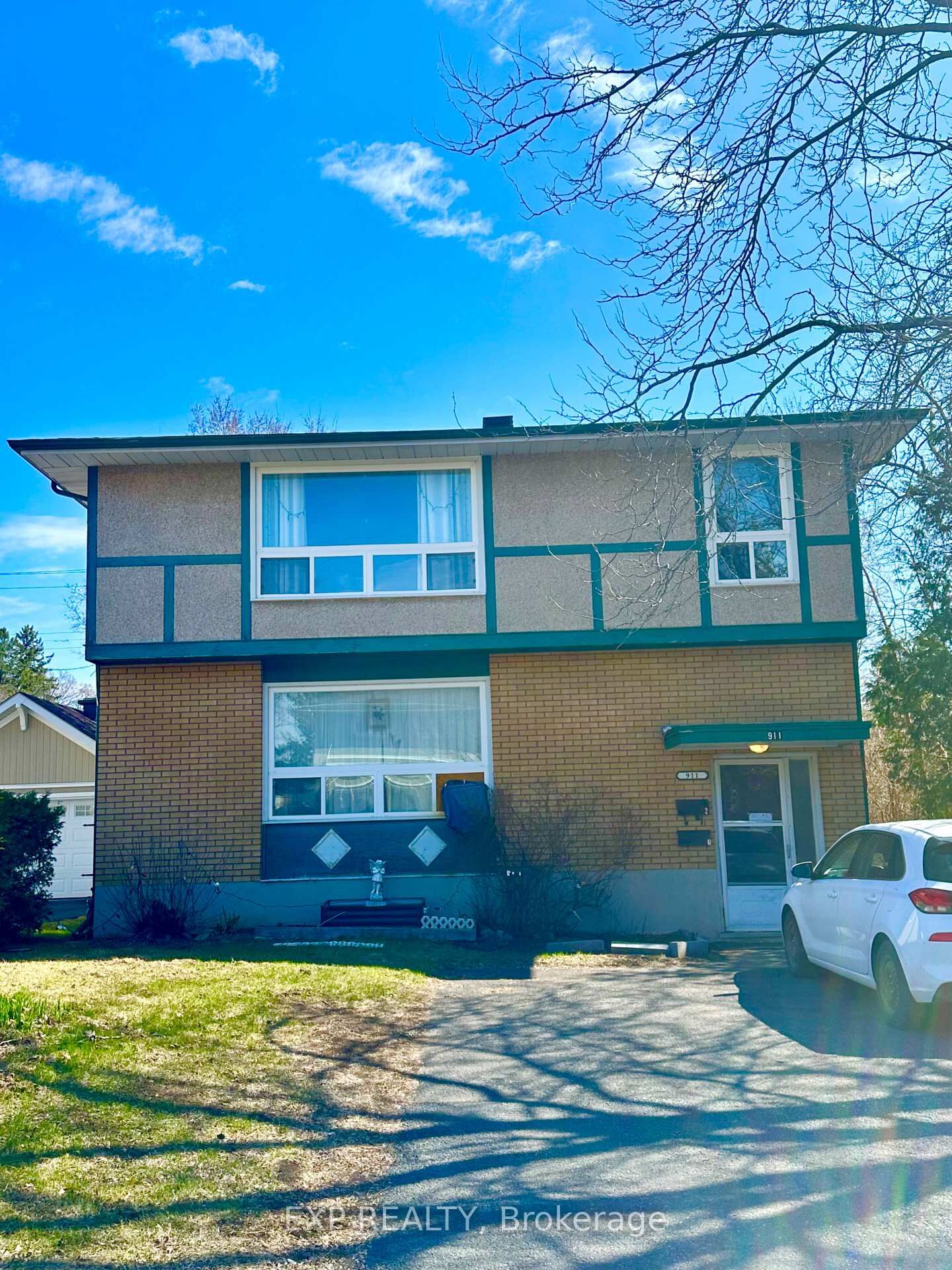 Property Photo: 911 Pinewood Crescent ON K2B 5Y3