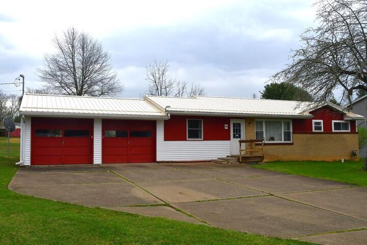 Property Photo:  124 Oakwood Lane  PA 16254 