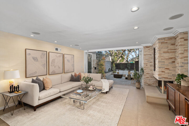 Property Photo:  253 S Barrington Ave  CA 90049 