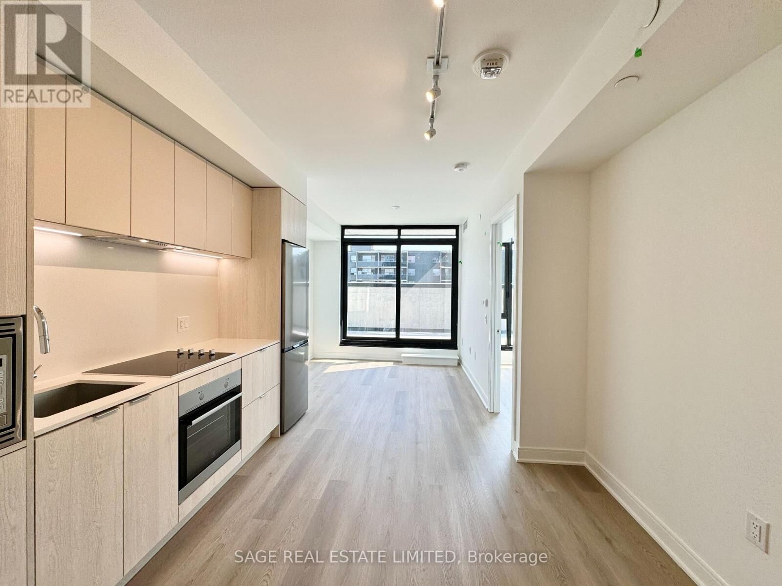 Property Photo: 86 Dundas Street East 806 ON L5A 1W4
