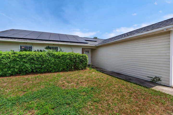 Property Photo: 1220 Lexie Drive FL 32536