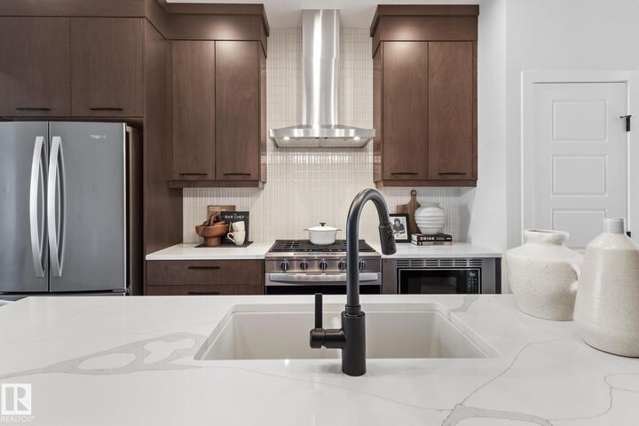 Photo de la propriété:  12532 35 Avenue SW  AB T6W 1R6 