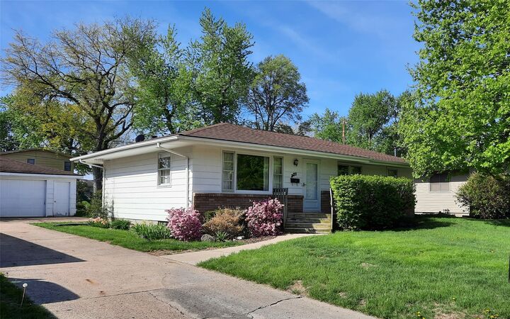 Property Photo:  321 SE 9th Street  IA 50021 