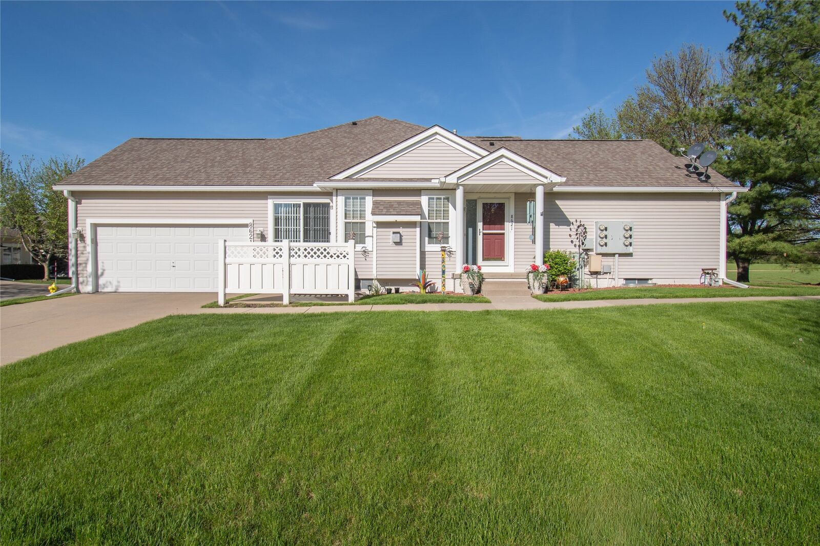 Property Photo: 8621 Bromley Place IA 50131