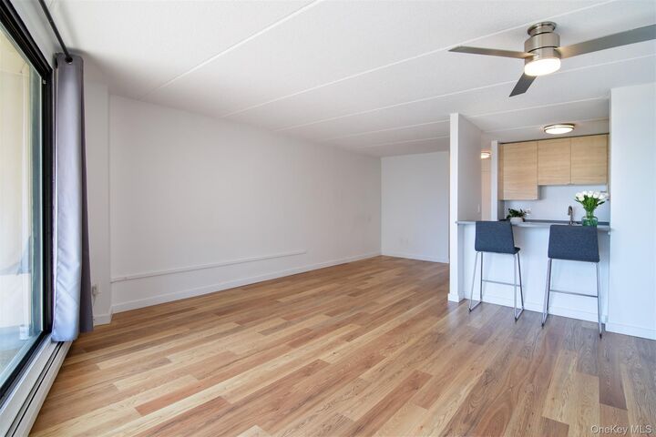 Property Photo:  1155 Warburton Avenue 4L  NY 10701 