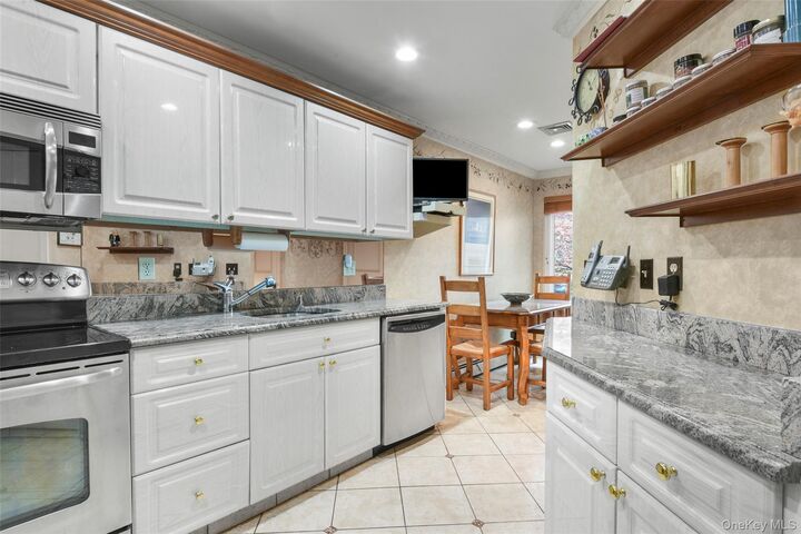 Property Photo:  27 Top Of The Ridge D9  NY 10543 