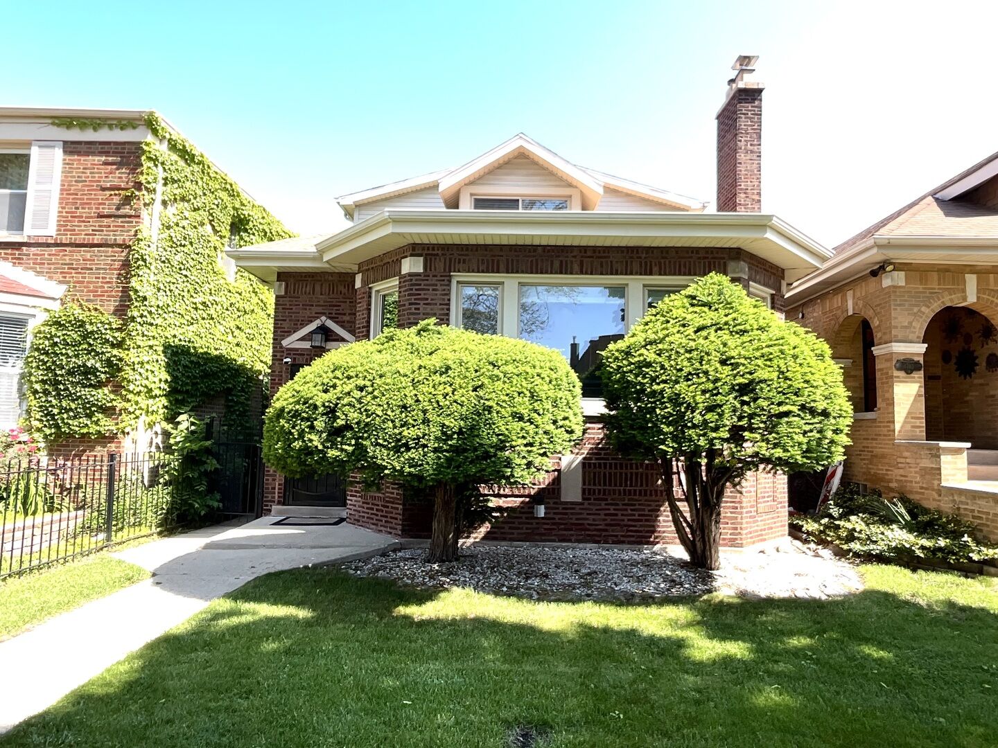 Property Photo:  1708 E 84th Place  IL 60617 
