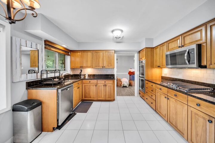 Property Photo: 29 E Stonegate Drive IL 60070