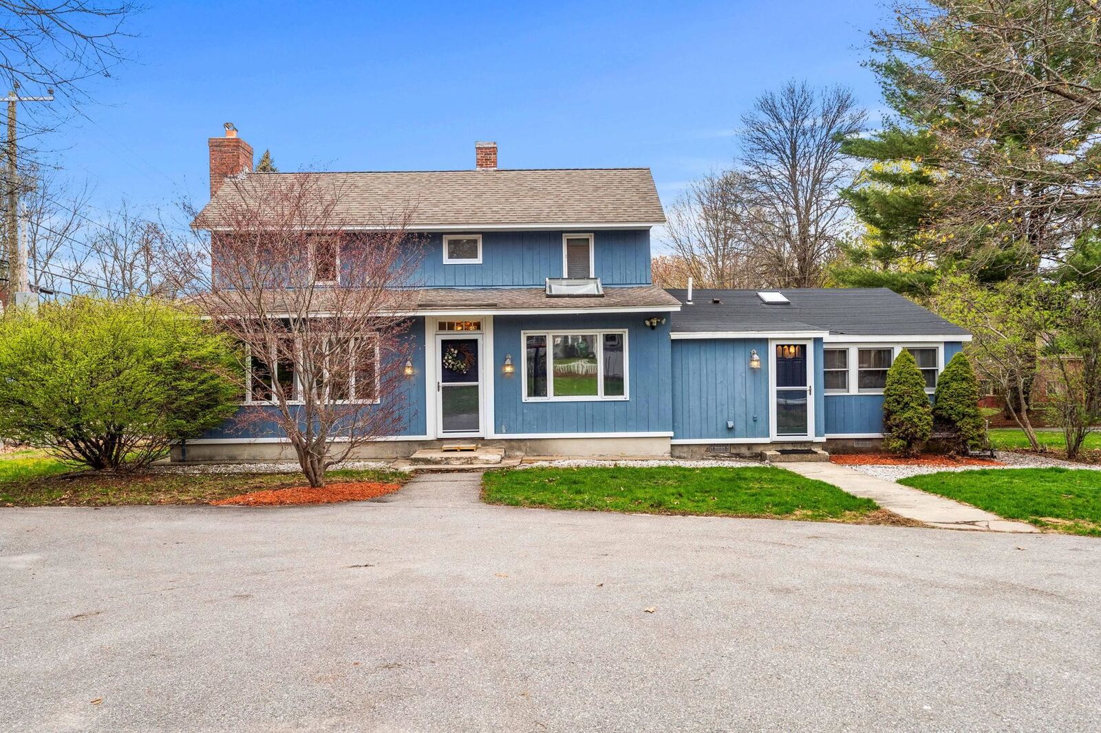 Property Photo:  256 E Dunstable Road  NH 03062 