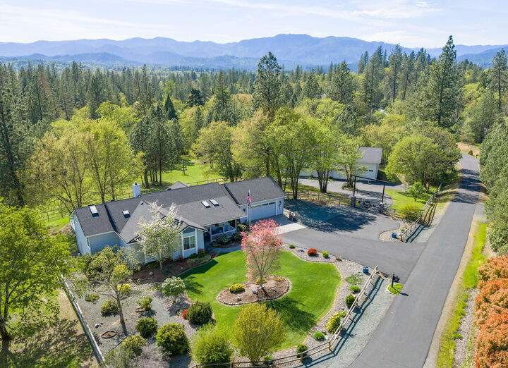 Property Photo:  221 Lauer Way  OR 97526 