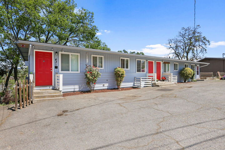 Property Photo:  431 Elm Street  OR 97535 