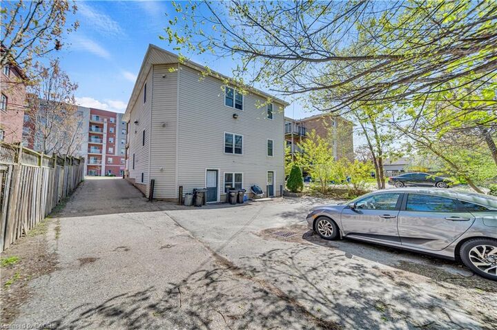 Photo de la propriété:  24 Columbia Street W  ON N2L 3K3 