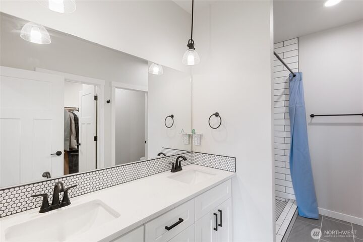 Property Photo:  9386  Albert Way SE  WA 98837 