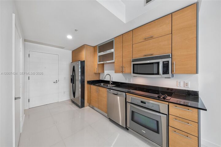 Property Photo:  60 SW 13th St 2420  FL 33130 